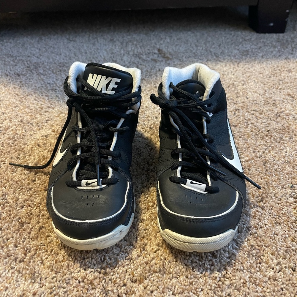 Nike Flex boys basketball shoe